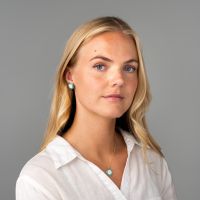 Øredobber. Nora Gulbrandsen, turkis og hvit emalje og forgylt sølv